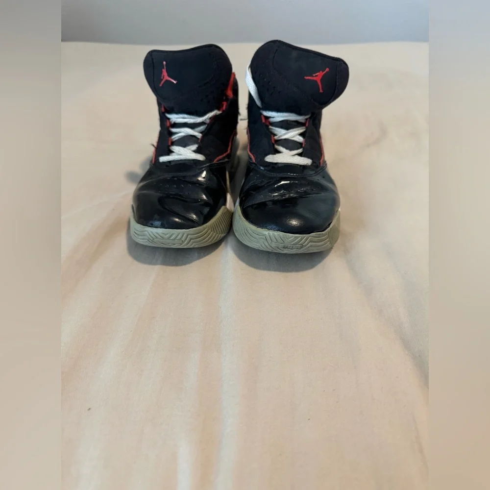 Black and Red Jordan Shoes Boys 6.5Y - Used - Picture 3 of 8